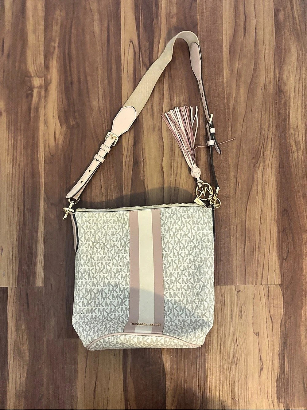 Michael Kors Jet Set Large Logo Crossbody Bag Color-Block Crossbody Bag in White